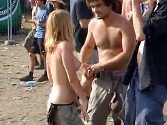 Rubia perfecta desnuda bailando en un festival