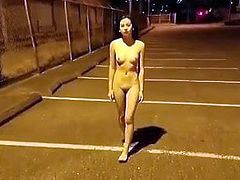 desnuda en el parking 02