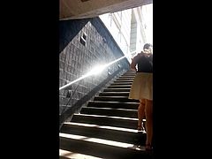 petite jupe dans les escaliers du metro