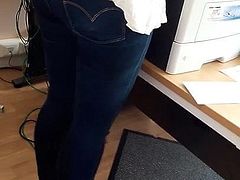 Secretaire voyeur gros cul jeans