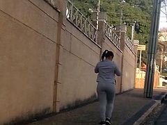 Cavala rabuda de moletom apertado