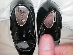 Cumming on her well worn Peep toe heels