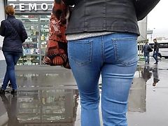 Young MILF's ass in jeans