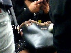 Morenita de mini short en el metro