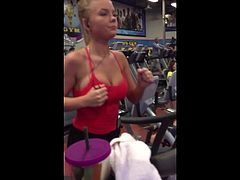 Voyeur record big tits bouncing teen girl in the gym