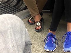 Beaux pieds orientale dans le metro