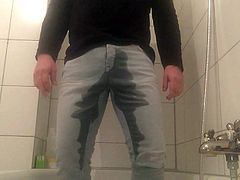 amateur guy pisses in his jeans