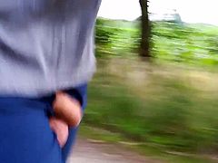 Joggen mit offenen Laufhose und heraushaengendem Penis