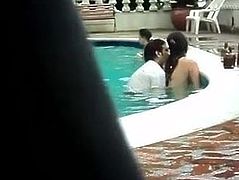 Cholos tirando en piscina publica.