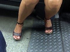 Bonne milf en mini jupe dans le metro