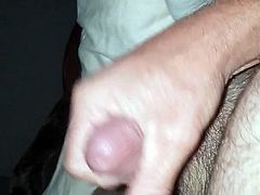 Aussie guy wanking to big cumshot