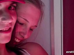 Minka macht Krissi den Berliner Curry -Stripe Tease