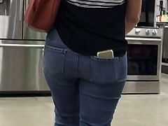 Nice Hips and Ass MILF Walking