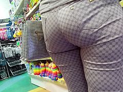 Beautiful big ass mature milfs in tght pants