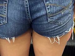 Savor Cute Candid Booty in Blue-Jean Shorts 2