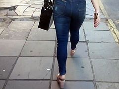 Morena rabuda tesuda rebolando jeans colado 2