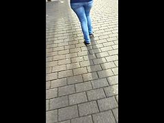 Dorfschlampe Arsch in Jeans