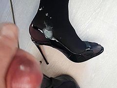 cumming on my high heeled nylonfeet