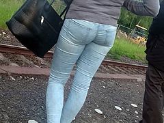 Hot teen ass in tight Jeans!