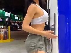 Chica en gasolinera