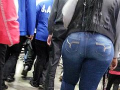 Candid big bubble ass walking in tight jeans