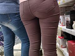 Juicy ass girls in tight jeans
