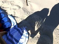 Thai Tammy's shadow suck on nude beach