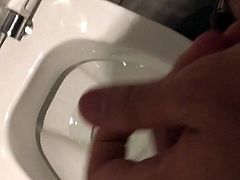 Big cum in toilettes