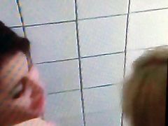 Beogradjanka tretira Pazarku kao njenu kucku u klubskom WC-u