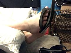 Bigbearcutie playing with size 13 feet