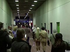 Zwei Teeny bei einer geilen Show auf der Venus Messe Berlin