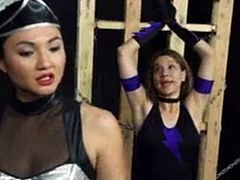 2 women fighting