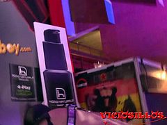 Viktor Rom se folla a un enmascarado en Salon erotico de Barcelona 2017