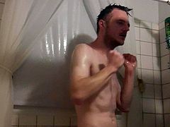SEXY WHITE STUD TAKING A SHOWER