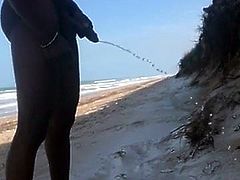 Ragazzo Nero Nudo. Piscia al mare