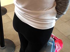 Pawg teen ass in leggings with mom