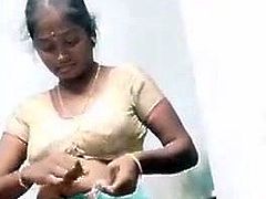 Madurai hot tamil aunty madhumitha showing her nude body