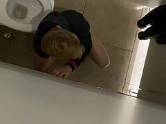 TEEN  geiles Blasen auf dem Klo Toilet