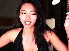 Amateur webcam babe showing her sexual goods